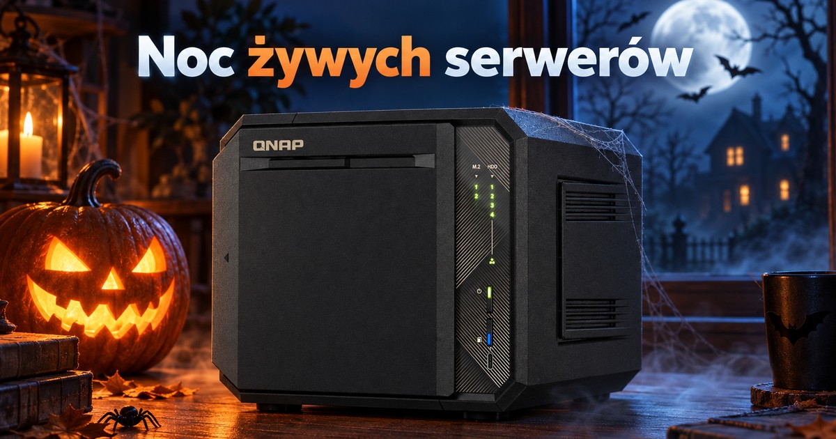QNAP TS-467X na biurku nocą, obok wyciętej dyni i okna z księżycem w pełni, pod tytułem „Noc żywych serwerów”